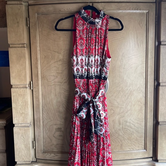 Alice + Olivia 🔥Mertie Maxi Dress in Allure Medallion - Picture 3 of 10